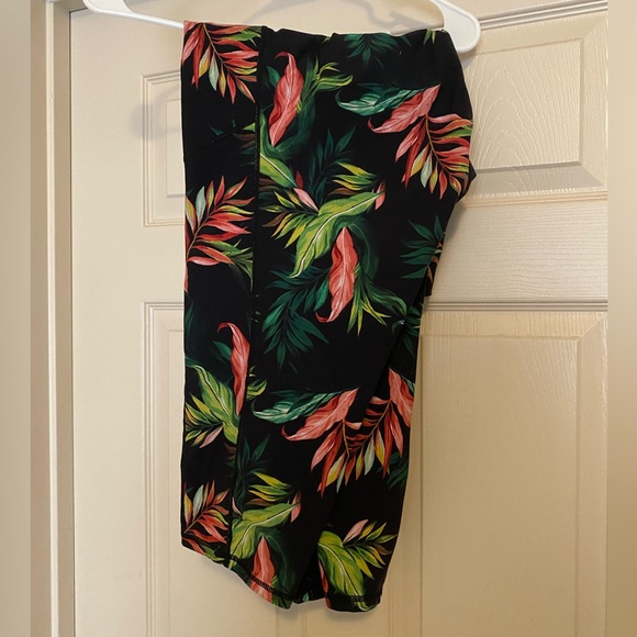 Torrid size 4 PERFORMANCE CORE CROP ACTIVE LEGGING WITH SIDE POCKETS - Picture 2 of 5